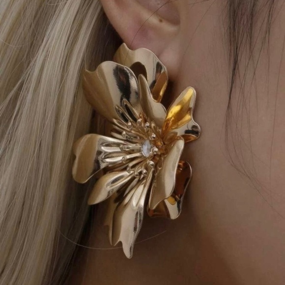 3/$30 💛 Exaggerated Flower Stud Earrings - Picture 4 of 7